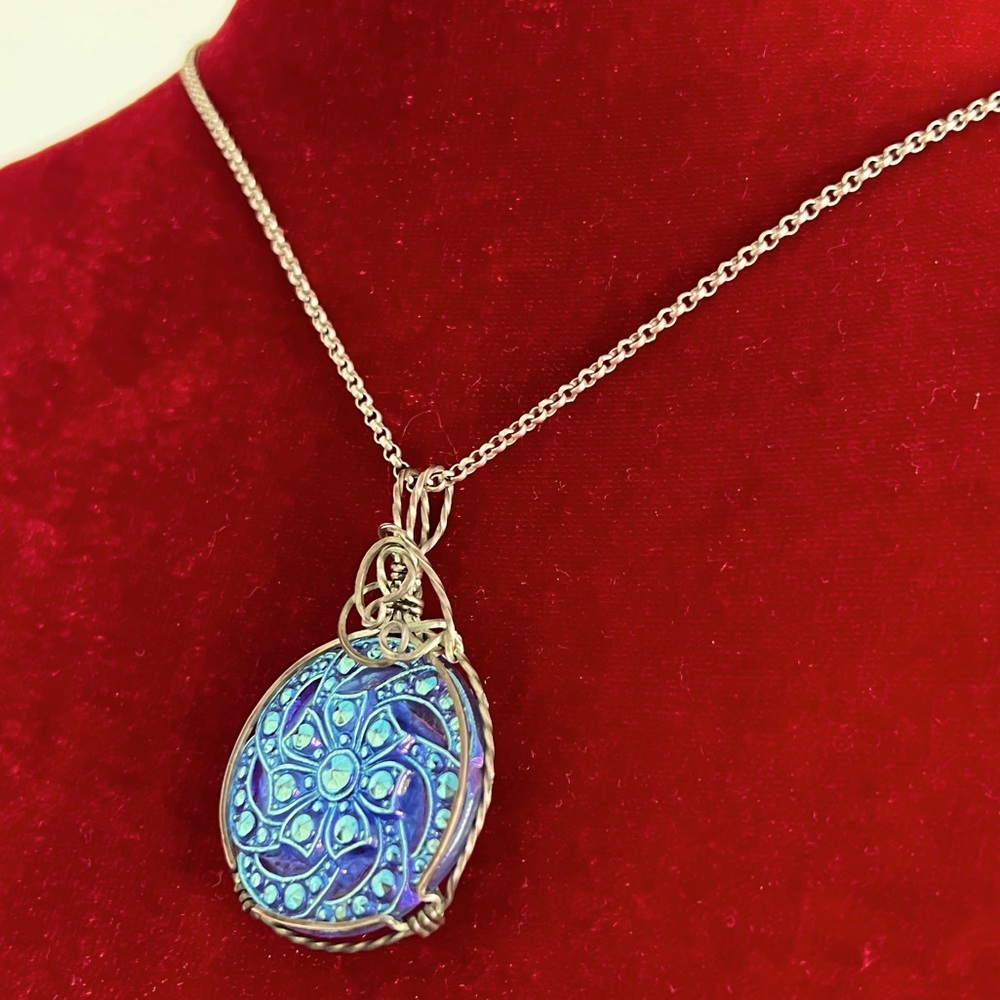 Czechoslovakian button pendant (chain not included)